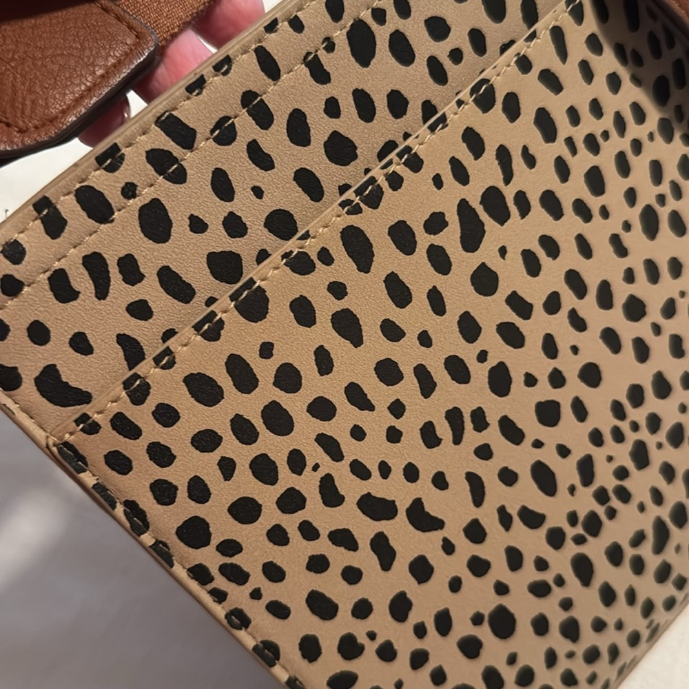 Universal Thread Crossbody - Picture 5 of 5